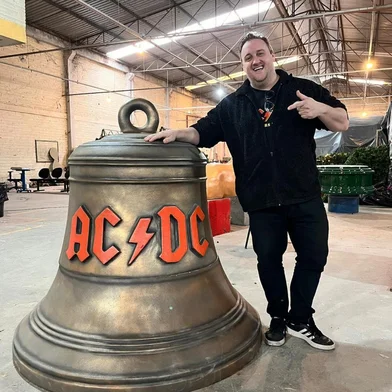 Olha aí, o sino de bronze já está preparado para a cena. Dito isso, lá vem mais um show da banda AC/DC All Stars. O tributo volta a Caxias em novembro, tendo como convidado principal o chileno Hans Gac. Põe na agenda, vai ser no dia 29, no Superclub. A casa abre às 21h e o show está programado para se inciar às 22h30min.<!-- NICAID(16162436) -->