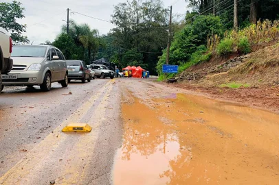 Confira a lista de rodovias da Serra que estão bloqueadas, BR-116 Galópolis <!-- NICAID(15754157) -->