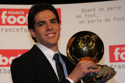 FBL-FRA-EUR-AWARD-KAKAAC Milan's Brazilian midfielder Kaka poses with his trophy after being awarded as France Football's Player of the Year winning the prestigious Ballon d'Or award, 02 December 2007 in Boulogne-Billancourt outside Paris. Born under the name of Ricardo Izecson dos Santos Leite, he succeeds Italy's World Cup winning captain and defender Fabio Cannavaro and comes two years after the last Brazilian winner of the trophy, Barcelona's Ronaldinho. The 25-year-old Kaka notably played a starring role in AC Milan's triumphant Champions League campaign scoring 10 goals and setting up the winner for Filippo Inzaghi in the final against Liverpool. AFP PHOTO PIERRE VERDY (Photo by PIERRE VERDY / AFP)Editoria: SPOLocal: Boulogne-BillancourtIndexador: PIERRE VERDYSecao: soccerFonte: AFP<!-- NICAID(15628220) -->