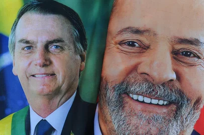 CAXIAS DO SUL, RS, BRASIL, 28/10/2022. Comércio de bandeiras e toalhas de Lula e Bolsonaro movimenta Caxias do Sul antes do segundo turno das eleições. (Bruno Todeschini/Agência RBS)<!-- NICAID(15248889) -->