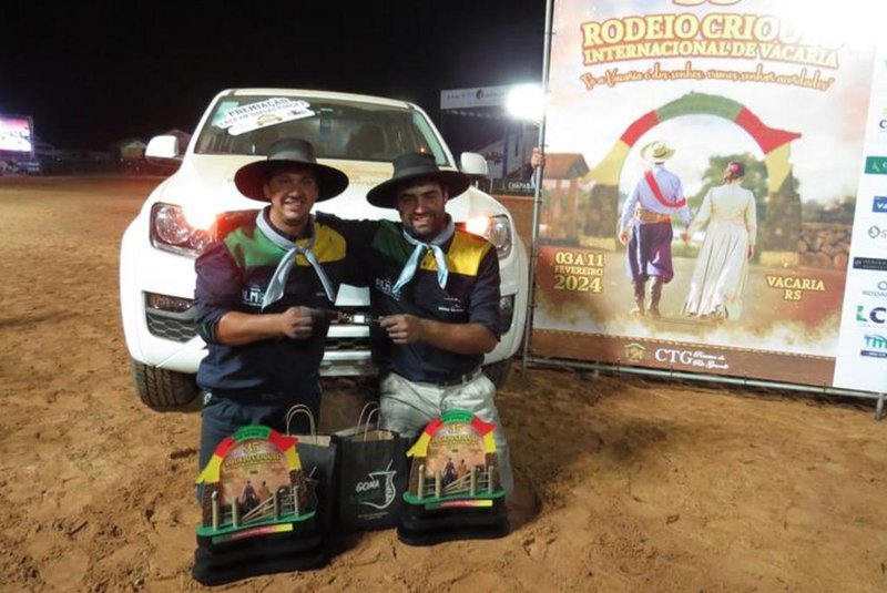 Os laçadores Joelsio Andrade e Luan da Silva são os grandes campeões do 35º Rodeio Internacional de Vacaria. Já passava das 21h30min deste domingo (11) quando Da Silva entrou na cancha para laçar o último bovino e assim tornar-se campeão. <!-- NICAID(15677211) -->