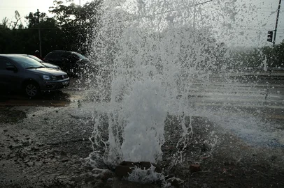 CACHOEIRINHA, RS, BRASIL - 13.10.2021 - Rompimento de adutora gera grande vazamento de água em Cachoeirinha. (Foto: Ronaldo Bernardi/Agencia RBS)<!-- NICAID(14913549) -->
