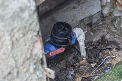 CAXIAS DO SUL, RS, BRASIL. 26-07-2025. Julio Jacobi e Tita Gottert enfrentam problema no abastecimento de água da casa, no bairro Presidente Vargas, em Caxias, desde o dia 7 de julho.Indexador: Bruno Todeschini<!-- NICAID(16088464) -->