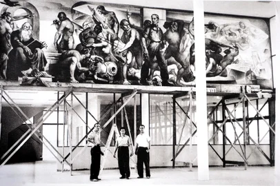 CAXIAS DO SUL,RS, BRASIL-(28/10/2012). Pintor Emilio Sessa. Repodução de livro, quadro e foto de Emilio Sessa, material do Instituto Cultural Emilio Sessa. Na foto, os pintores Aldo Locatelli, Attilio Pisoni e Emilio Sessa, diante de um mural sendo pintado no aeroporto salgado Filho, em Poa, 1953.<!-- NICAID(8755249) -->