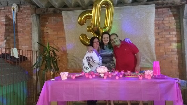 **A PEDIDO DE ALINE CUSTÓDIO**Alessandra Fraga Lemos, de Gravataí, prestou homenagem aos pais ao ser vacinada contra a covid-19 em 20/7/2021. Os pais dela, Alexandre Rocha Lemos, 63 anos, e Neusa Maria Fraga Lemos, 62 anos, morreram de covid-19 no início deste mês. <!-- NICAID(14841106) -->