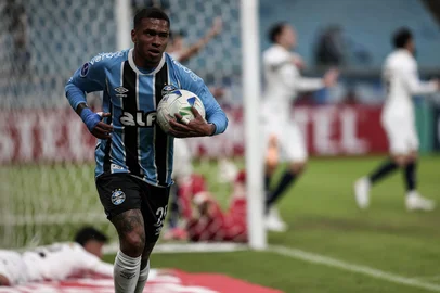PORTO ALEGRE, RS, Brasil: Grêmio x Esportivo Luqueño, Sul Americana. Fotos: Duda Fortes/Agencia RBS<!-- NICAID(16048809) -->