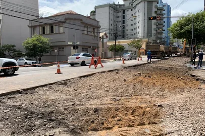 Rua Garibaldi, em Caxias, é bloqueada em nova etapa de construção das faixas de ônibus<!-- NICAID(14731047) -->