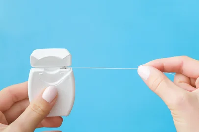 Fio dental - Foto: fotoduets/stock.adobe.comIndexador: MAKSIMS_LIENEFonte: 292856306<!-- NICAID(15750026) -->