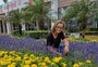 A profissional por trás dos jardins de flores no parque da Expodireto
