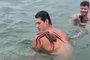 Amigos e youtubers de Santa Catarina viralizaram após divulgarem vídeos nadando com um polvo nas costas. A gravação ocorreu na Penha, em Santa Catarina.<!-- NICAID(15350301) -->