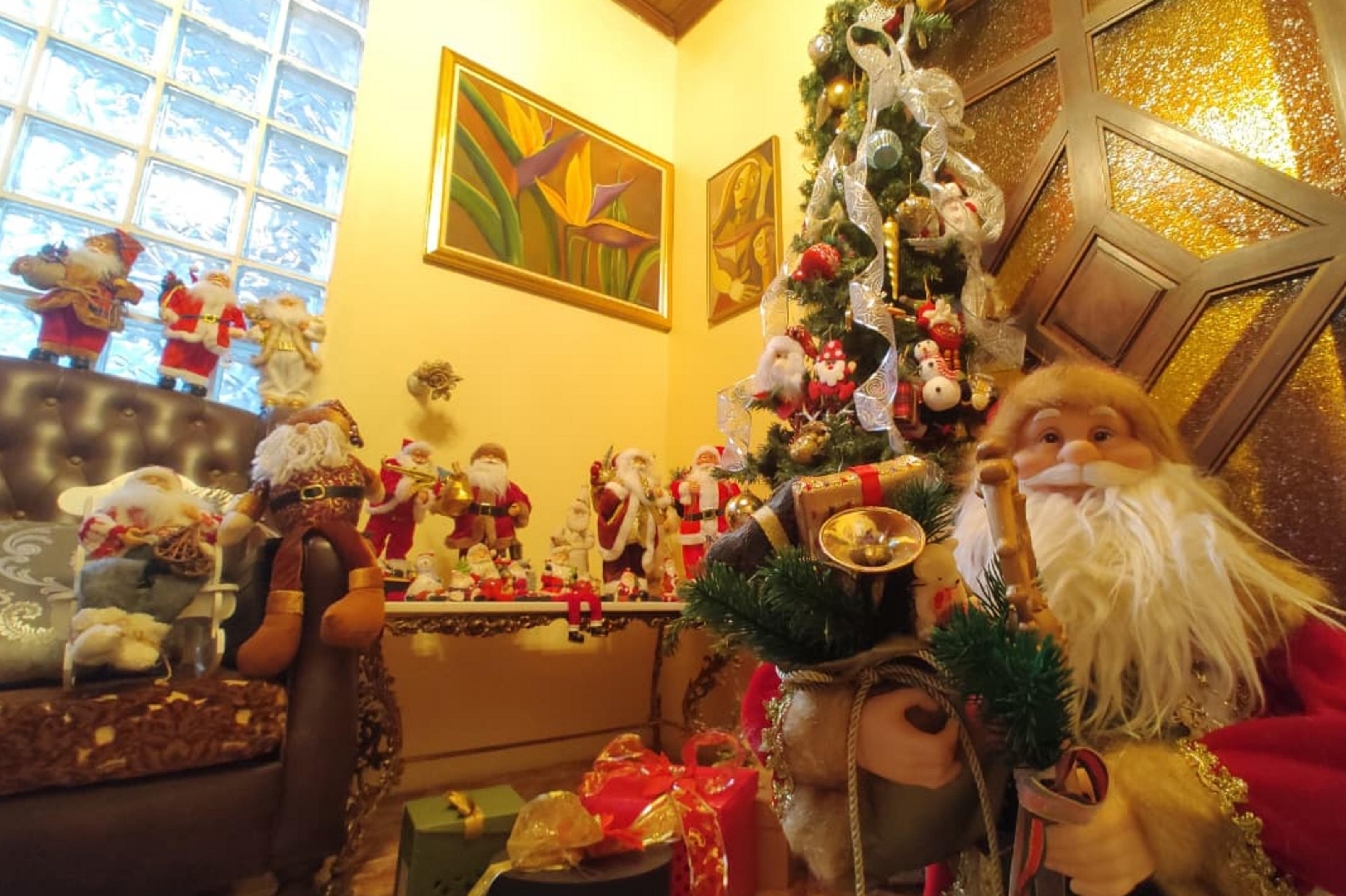 Conhe&ccedil;a a professora de Passo Fundo que tem cole&ccedil;&atilde;o com quase cem Papais No&eacute;is