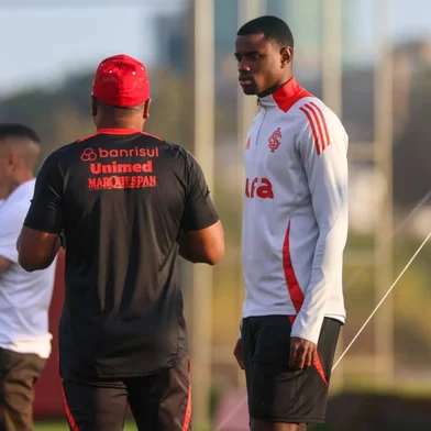 Ricardo Mathias conversa com Roger em treino do Inter<!-- NICAID(16039395) -->
