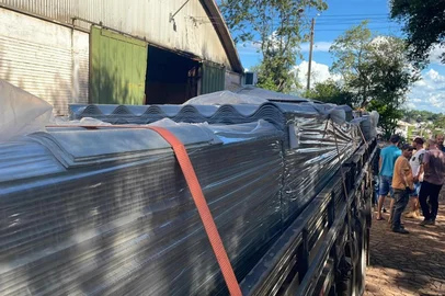 Telhas são distribuídas em Palmeira das Missões devido a estragos causados pelo temporal que atingiu o município em 19.02.2026 - 22.02.2026<!-- NICAID(16230515) -->