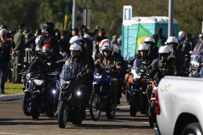 Bolsonaro anda de moto em Porto Alegre<!-- NICAID(14831447) -->