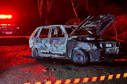 Duas pessoas morreram e uma ficou gravemente ferida em ocorrência de carro incendiado na RS-446, em Carlos Barbosa, na madrugada desta sexta-feira (21). Os bombeiros voluntários do município foram acionados por volta das 3h30min para combate ao fogo que consumia o carro modelo Uno às margens da rodovia, no km 14, que fica na localidade de São José. Os corpos de duas pessoas ainda não identificadas estavam carbonizados no interior do veículo. Um homem de 24 anos estava ferido na rodovia e foi socorrido ao Hospital São Roque, em estado grave, sendo posteriormente, segundo a Brigada Militar, transferido ao Hospital Tacchini, de Bento Gonçalves.<!-- NICAID(15488581) -->