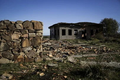 Bagé, RS, Brasil, 24-08-2023: Situação da cidade cenográfica de Santa Fé, em Bagé, que serviu de cenário para as filmagens de O Tempo e o Vento (2013), com direção de Jayme Monjardim. A cidade era composta por diversas construções, incluindo uma igreja, um sobrado e uma praça com figueiras no centro. Foto: Mateus Bruxel / Agência RBSIndexador: Andre Avila<!-- NICAID(15531094) -->