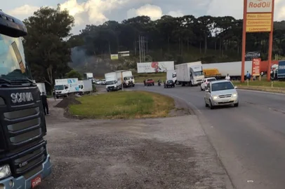 Caminhoneiros protestam contra preço do óleo diesel em rodovia da Serra. Manifestação ocorreu no fim da tarde desta terça-feira na RS-453 entre Farroupilha e Bento Gonçalves<!-- NICAID(14726400) -->