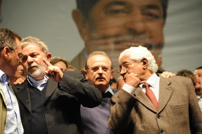 Lula participa de comício de Dilma,local Gigantinho.Lula,Tarso Genro e Alceu Collares<!-- NICAID(5396259) -->