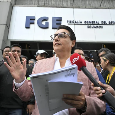 Former Assembly member and now presidential candidate, Fernando Villavicencio, speaks to journalists upon his arrival at the Attorney General's Office in Quito on August 8, 2023. Fernando Villavicencio asked the Attorney General's Office to investigate former officials related to the oil sector of the governments of Rafael Correa, Lenín Moreno, and Guillermo Lasso as part of a criminal complaint that he filed on Tuesday. (Photo by Rodrigo BUENDIA / AFP)<!-- NICAID(15506369) -->