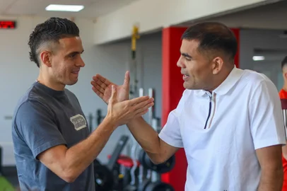 Após cirurgia, Gabriel Mercado volta a Porto Alegre para seguir tratamento no Inter<!-- NICAID(15901443) -->