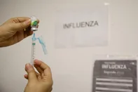 PORTO ALEGRE, RS, BRASIL,  06/06/2022- Vacina da Gripe (Influenza) sendo aplicada para público em geral no Shopping João Pessoa. A fila geral é para Vacina Covid e Vacina Gripe, na porta um Agente de Saúde encaminha cada qual pra sua fila de vacina. Foto: Jefferson Botega / Agencia RBSIndexador: Jeff Botega<!-- NICAID(15116474) -->