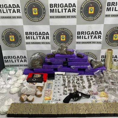 Dois homens, de 24 e 29 anos, suspeitos de tráfico de drogas, foram presos pela Brigada Militar (BM), por volta de 22h40min desta quarta-feira (2), no bairro Panazzolo, em Caxias do Sul.<!-- NICAID(16009128) -->