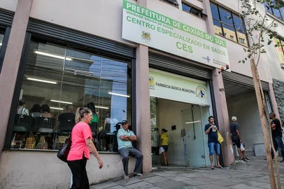 Moradores de Caxias do Sul enfrentam longas filas no CES em busca de atendimento. (Neimar De Cesero/Agência RBS)Indexador: Neimar De Cesero<!-- NICAID(16000539) -->