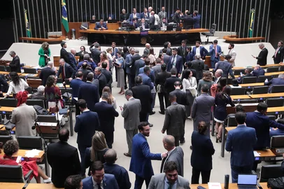Kayo Magalhães / Câmara dos Deputados O projeto que reduz benefícios federais de natureza tributária oferecidos como incentivo a atividades econômicas foi aprovado na madrugada destaquarta-feira (17) pela Câmara dos Deputados. Caso entre em vigor, lei poderá injetar R$ 22,45 bilhões no orçamento do governo para 2026. <!-- NICAID(16188236) -->