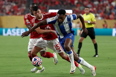 Al Ahly's Moroccan defender #15 Achraf Dari and FC Porto's Spanish forward #09 Samu Aghehowa fight for the ball during the FIFA Club World Cup 2025 Group A football match between Portugal's Porto FC and Egypt's Al-Ahly at the MetLife stadium in East Rutherford, New Jersey on June 23, 2025. (Photo by FRANCK FIFE / AFP)<!-- NICAID(16065937) -->