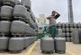 Com pouco dinheiro, consumidores trocam botijão de gás de 13 quilos pelo de oito quilos em Porto Alegre