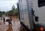 "Arrombar a porta para salvar as coisas dela": vizinhos tiram móveis de casa de mulher durante inundação em Lajeado 