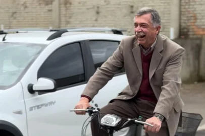 prefeito Adiló Didomênico roubou a cena ao pedir emprestada e dar uma volta na bicicleta elétrica do vereador Claudio Libardi (PCdoB) em um evento da Semana Municipal do Meio Ambiente<!-- NICAID(16051499) -->