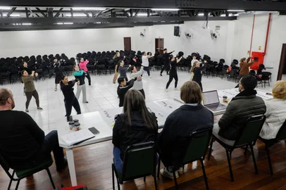 O Natal Luz de Gramado inicia audições para formação de elenco do Grande Desfile de Natal. Neste ano, o espetáculo contará com 37 apresentações na histórica edição do maior evento natalino do país. No último domingo (6), participaram adultos nas vagas de atores, atrizes e figurantes. <!-- NICAID(16075530) -->