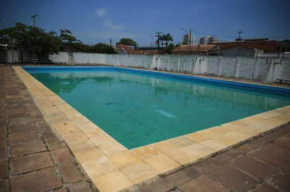 PORTO ALEGRE,RS,BRASIL.2022,01,22.Piscina da Santa Maria Goretti, desativada porque os motores estão,estragados.(RONALDO BERNARDI/AGENCIA RBS).<!-- NICAID(14995716) -->