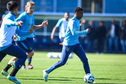 RS - FUTEBOL/ TREINO GREMIO 2025 - ESPORTES - Jogadores do Gremio realizam treino tÃ©cnico durante a manha desta quinta-feira, no CT Luiz Carvalho, na preparaÃ§Ã£o para a partida valida pela Copa Sul Americana 2025. FOTO: LUCAS UEBEL/GREMIO FBPA Gabriel Mec<!-- NICAID(16093216) -->