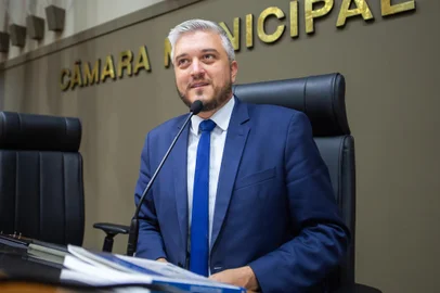 Reunião Conjunta das Comissões - Movimentação de plenário. Vereadora Ramiro Rosário assume a presidência momentaneamente. (Foto: Leonardo Lopes/CMPA)<!-- NICAID(15672459) -->
