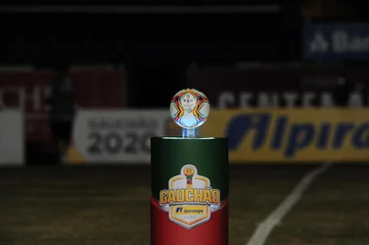 CAXIAS DO SUL, RS, BRASIL, 26/08/2020. SER Caxias x Grêmio, primeiro jogo da final do Campeonato Gaúcho 2020 (Gauchão 2020), realizado no estádio Francisco Stédile (Estádio Centenário). A partida reúne o ganhador da Taça Cel. Ewaldo Poeta (1º turno) e o vencedor da Taça Francisco Novelletto Neto (2º turno). (Porthus Junior/Agência RBS)<!-- NICAID(14577343) -->