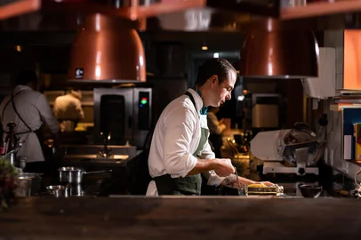 Nícolas Pedro Heckel, chef de cozinha e sócio do restaurante Catherine, de Gramado. Case do +Serra sobre como chefs que atuam na região agregam experiências internacionais ao seu trabalho. Nícolas trabalhou por oito anos na Europa, em restaurantes na Itália e na Holanda. <!-- NICAID(16383173) -->