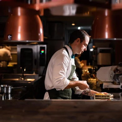 Nícolas Pedro Heckel, chef de cozinha e sócio do restaurante Catherine, de Gramado. Case do +Serra sobre como chefs que atuam na região agregam experiências internacionais ao seu trabalho. Nícolas trabalhou por oito anos na Europa, em restaurantes na Itália e na Holanda. <!-- NICAID(16383173) -->