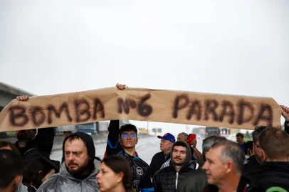 Porto Alegre, RS Brasil - Protesto de moradores do bairro Anchieta paralisa 116. Manifestantes exigem casas de bomba em funcionamento. Fotos: Duda Fortes / Agencia RBS<!-- NICAID(15773984) -->