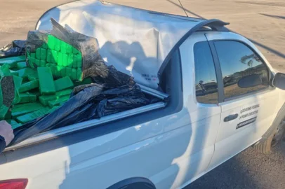 PRF prende homem com mais de 800 quilos de maconha em caminhonete clonada do Governo Federal<!-- NICAID(15803079) -->