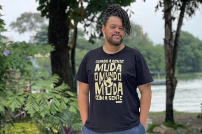 Babu Santana veste saia<!-- NICAID(14819044) -->