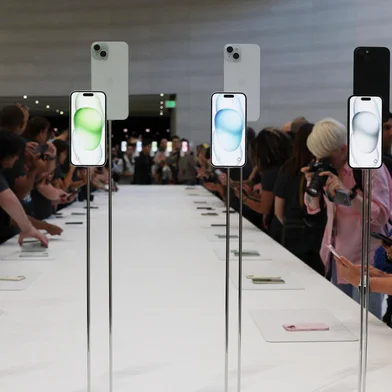 Apple Unveils iPhone 15 And Other New ProductsCUPERTINO, CALIFORNIA - SEPTEMBER 12: Attendees look at brand new Apple products during an Apple event at the Steve Jobs Theater at Apple Park on September 12, 2023 in Cupertino, California. Apple revealed its lineup of the latest iPhone 15 versions as well as other product upgrades during the event.   Justin Sullivan/Getty Images/AFP (Photo by JUSTIN SULLIVAN / GETTY IMAGES NORTH AMERICA / Getty Images via AFP)Editoria: FINLocal: CAIndexador: JUSTIN SULLIVANSecao: business (general)Fonte: GETTY IMAGES NORTH AMERICAFotógrafo: CONTRIBUTOR<!-- NICAID(15538456) -->