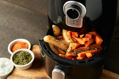 Air Fryer na cozinha<!-- NICAID(15363081) -->