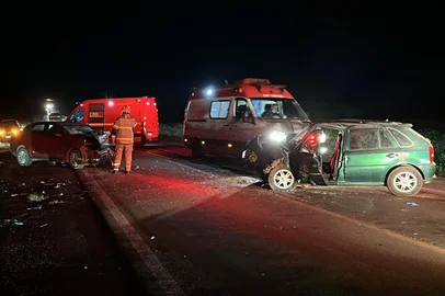 Mulher morre em acidente entre dois carros na BR-285 em Santa Bárbara do Sul<!-- NICAID(16300472) -->