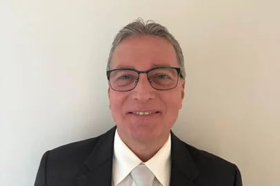 O Prof. Marco Aurélio Vaz, recentemente aposentado Professor Titular da Escola de Educação Física, Fisioterapia e Dança e ainda em atividade como Professor do Programa de Pós-graduação em Ciências do Movimento Humano, receberá, no dia 30 de julho de 2025, em Estocolmo, o  Prêmio Muybridge (Muybridge Award), a mais alta honraria da Sociedade Internacional de Biomecânica (ISB). Este prêmio, que reconhece realizações excepcionais ao longo da carreira em Biomecânica, leva o nome de Eadweard J. Muybridge (1830-1904), pioneiro no uso da cinematografia para estudar o movimento humano e animal. Desde sua criação, em 1987, esse prêmio foi concedido a apenas dezenove cientistas; e agora temos o orgulho de ver nosso colega, Prof. Marco Vaz, receber essa distinção. O anúncio foi feito hoje no site oficial do XXX Congresso da Sociedade Internacional de Biomecânica, que ocorrerá em Estocolmo, de 27 a 31 de julho de 2025. <!-- NICAID(16081483) -->