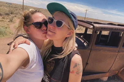 Kristen Stewart e a esposa.<!-- NICAID(16021795) -->