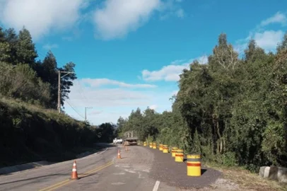 Nesta terça-feira (18), foi liberado o tráfego de veículos no quilômetro nove da RS-826, entre Farroupilha e Alto Feliz,  que estava bloqueado desde o dia 16 de junho, após a pista sofrer danos estruturais ocasionados pelo ciclone extratropical que atingiu o Estado. As rachaduras que existiam no pavimento foram eliminadas. Provisoriamente, a velocidade permitida no segmento é de 30 km/h. <!-- NICAID(15485433) -->