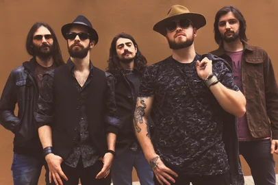 Uma noite de celebração à década mais rock n' roll de todos os tempos. Essa é a proposta do 70's Show. Os músicos Beto Vianna (vocal), Sasha Z (guitarra), Mauro Caldart (baixo), Mateus Bicca (bateria) e Graziano Anzolin (teclado) sobem ao palco para homenagear as grandes bandas que marcaram esse período histórico da música. <!-- NICAID(14075810) -->