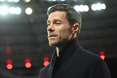 (FILES) Bayer Leverkusen's Spanish head coach Xabi Alonso arrives prior to the German first division Bundesliga football match between Bayer 04 Leverkusen and Mainz 05 in Leverkusen, western Germany on February 23, 2024. Xabi Alonso, who was seen by many as Liverpool's top target to replace Jurgen Klopp as their manager, said on March 29, 2024 he is staying at Bundesliga leaders Bayer Leverkusen next season. (Photo by INA FASSBENDER / AFP) / DFL REGULATIONS PROHIBIT ANY USE OF PHOTOGRAPHS AS IMAGE SEQUENCES AND/OR QUASI-VIDEOEditoria: SPOLocal: LeverkusenIndexador: INA FASSBENDERSecao: soccerFonte: AFPFotógrafo: STR<!-- NICAID(15720407) -->